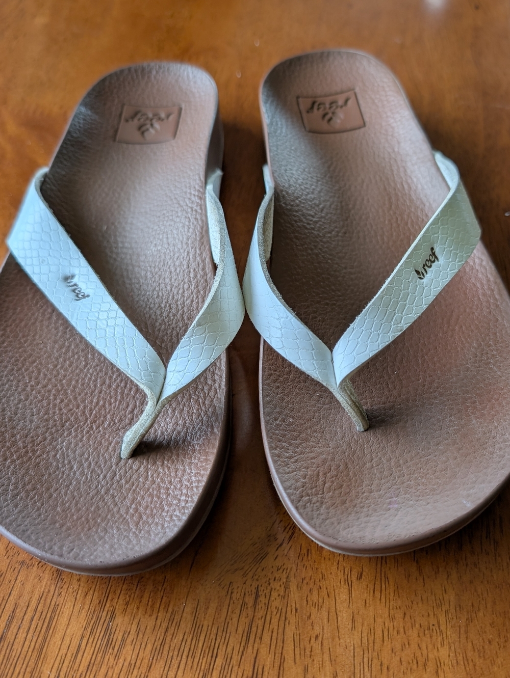 Reef Cushion Court Women's Size 6, White Strap Brown Footbed Sandals